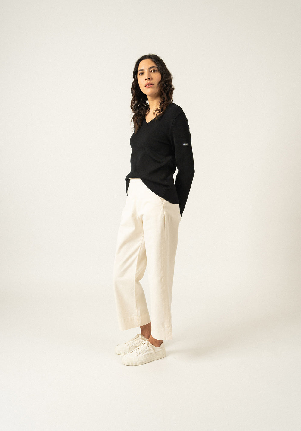 Brehat V neck jumper - in soft wool (NOIR)