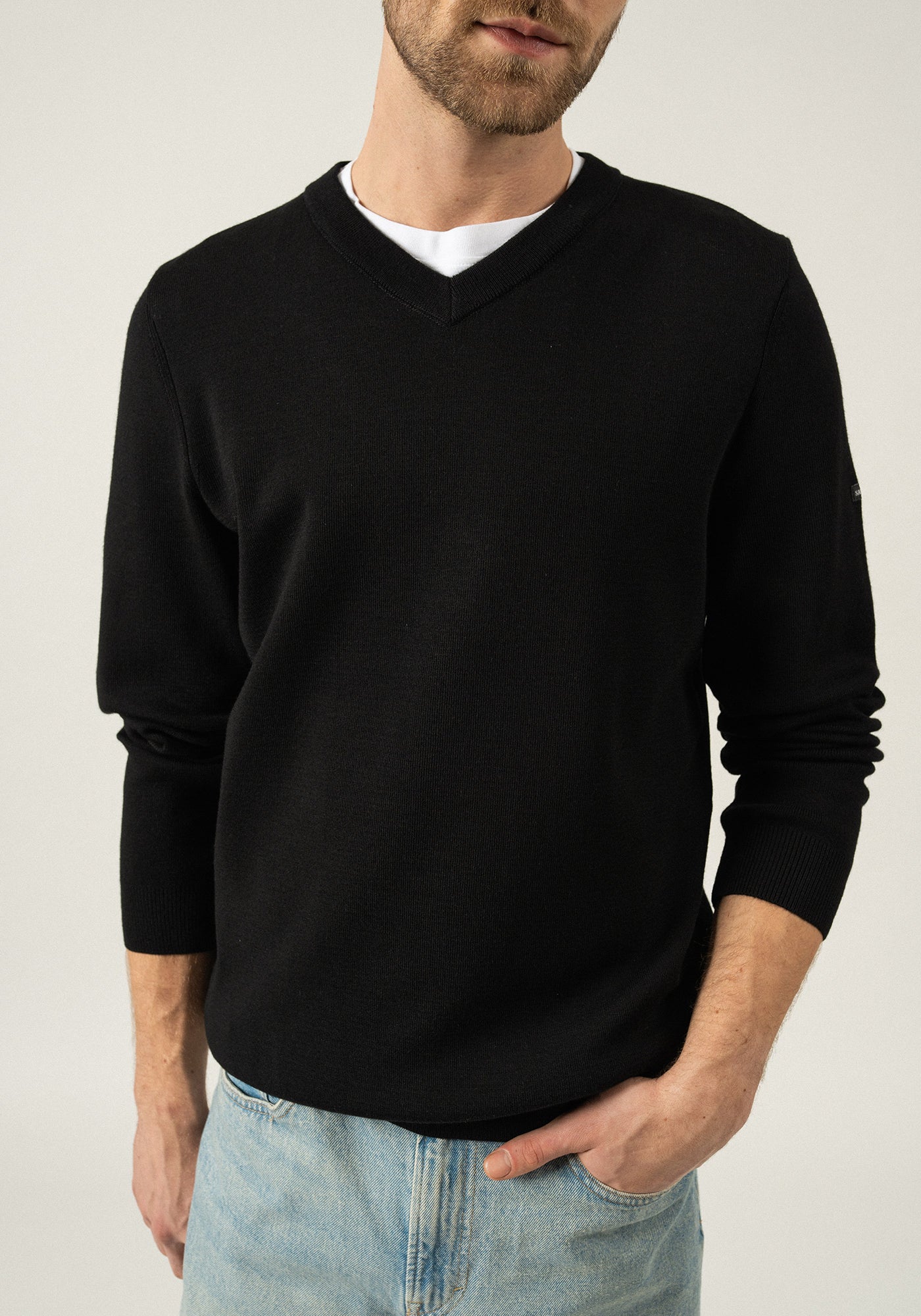 Cuirasse V neck jumper - in soft wool (NOIR)